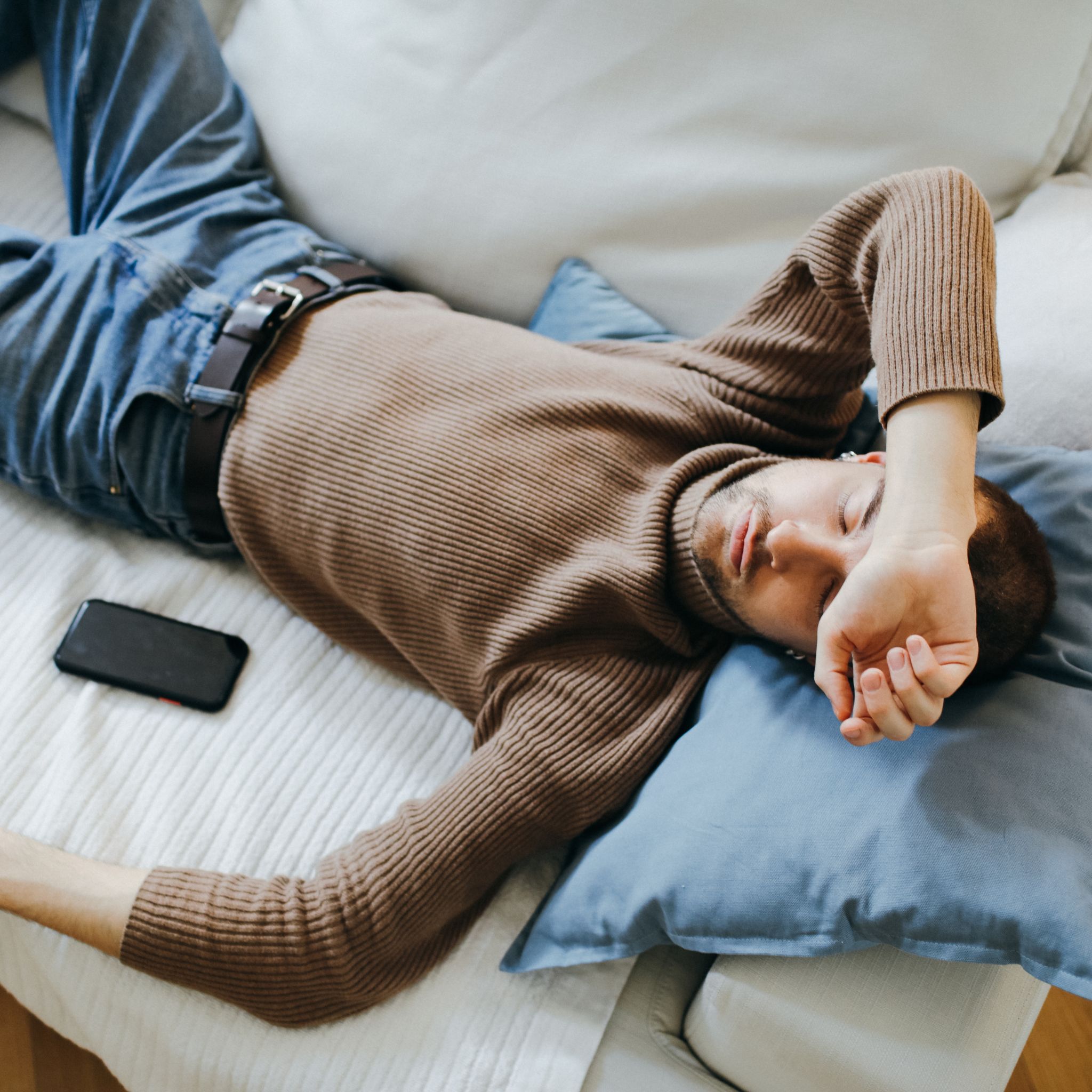 Je spánek vedle mobilního telefonu nebezpečný?