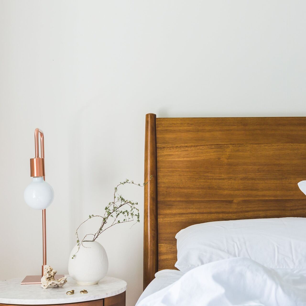 Postele ze dřeva – která dřevina je pro vás ta pravá?