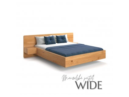Pohled na dřevěnou manželskou postel s levitujícím efektem, boční pohled.