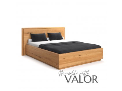 Pohled na moderní dřevěnou manželskou postel s vysokým čelem, pohled z boku.